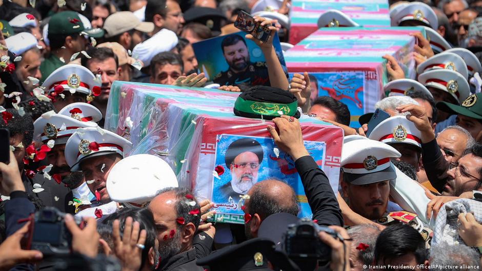 Iran buries late President Ebrahim Raisi in home city – DW – 05/23/2024 - Vimarsana News