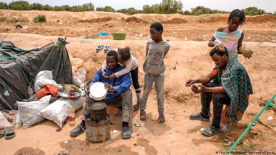 Tunisia: Thousands of migrants 'dumped' in the desert