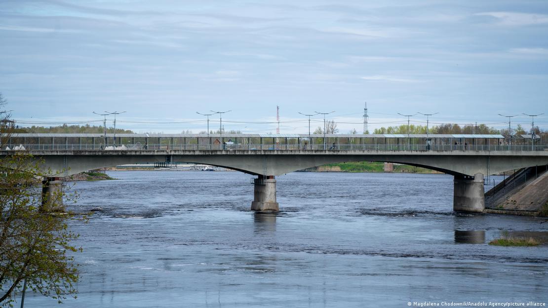 Puente que une territorio estonio con Rusia sobre el río Narva.