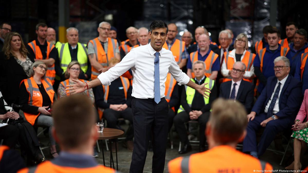 ভোটারদের সামনে বক্তব্য দিচ্ছেন ঋষি সুনাক ভোটারদের সামনে বক্তব্য দিচ্ছেন ঋষি সুনাক