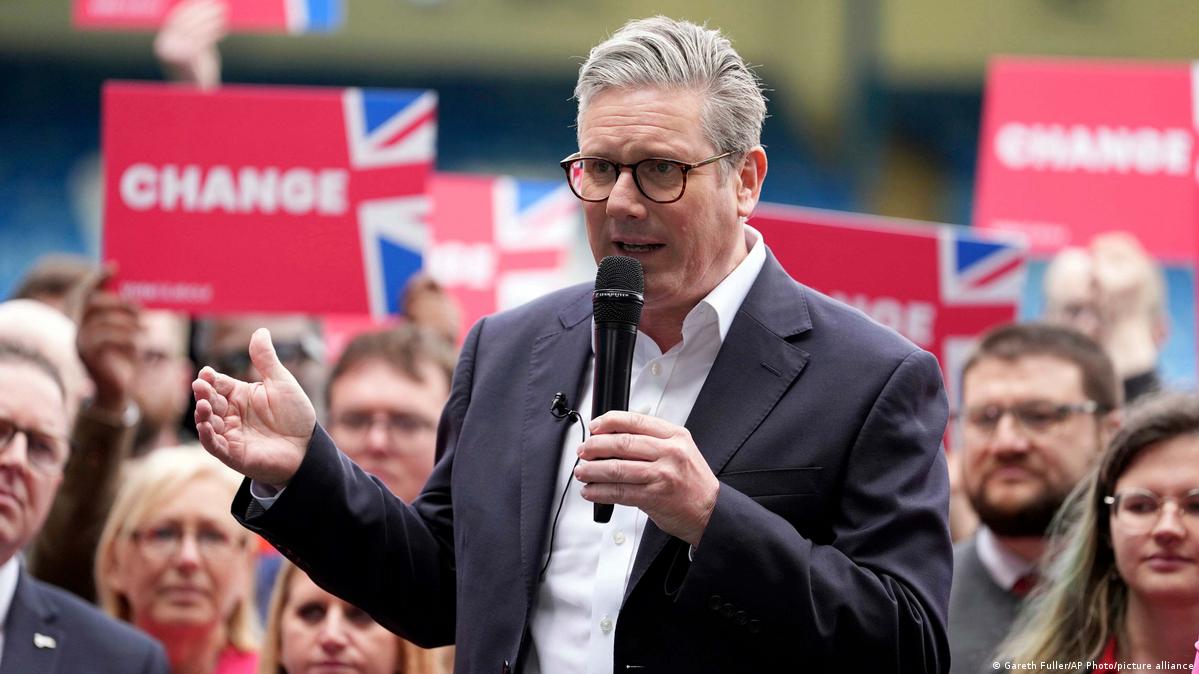 হাত নেড়ে বক্তব্য রাখছেন কিয়ার স্টারমার, পেছনে সমর্থকেরা হাত নেড়ে বক্তব্য রাখছেন কিয়ার স্টারমার, পেছনে সমর্থকেরা