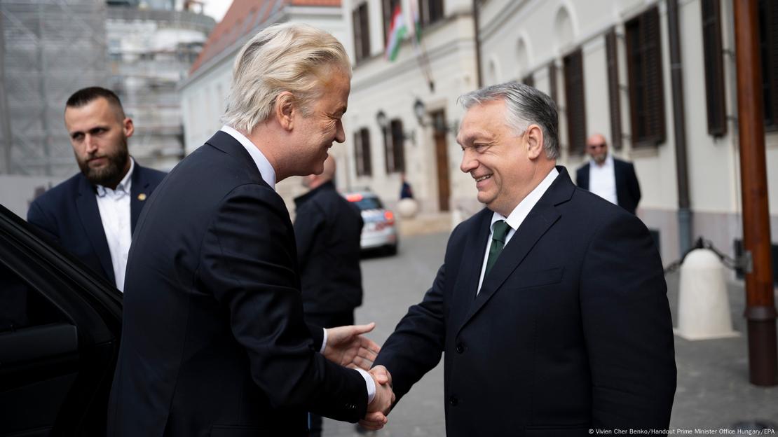 Geert Wilders und Victor Orban geben sich die Hand