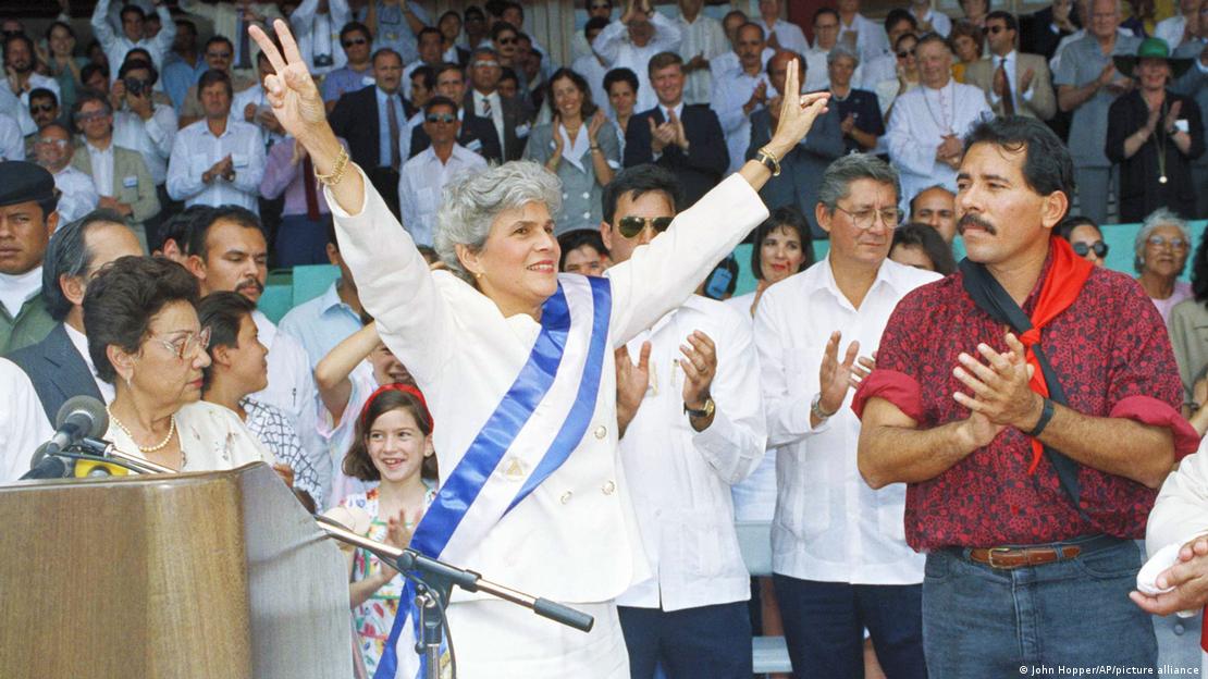 La opositora Violeta Chamorro cuando asumió la presidencia de Nicaragua frente a un derrotado Daniel Ortega (derecha). (Imagen de archivo). La opositora Violeta Chamorro cuando asumió la presidencia de Nicaragua frente a un derrotado Daniel Ortega (derecha). (Imagen de archivo).