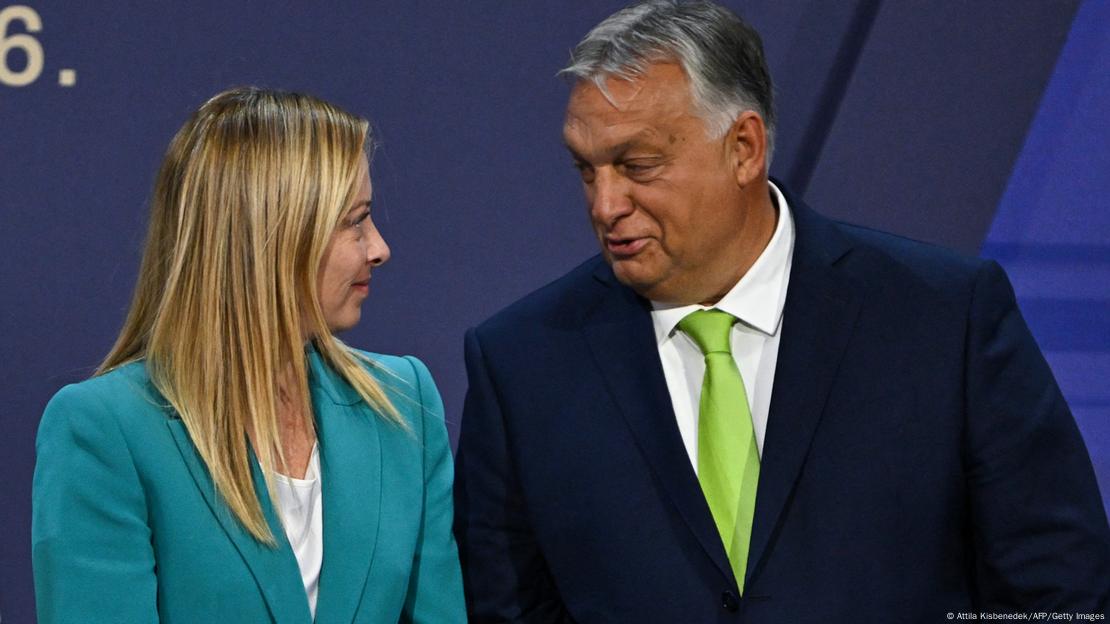 Italian PM Giorgia Meloni (l) and Hungarian PM Viktor Orban (r) exchange a glance