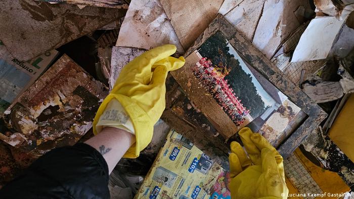 Esforço para preservar memórias: foto resgatada em casa invadida pela enchente em Sinimbu
