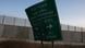 Beschädigtes Straßenschild am Grenzübergang Kerem Schalom im südlichen Gazastreifen Beschädigtes Straßenschild am Grenzübergang Kerem Schalom im südlichen Gazastreifen