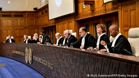 Richter sitzen im Internationalen Gerichtshof in Den Haag (Niederlande).