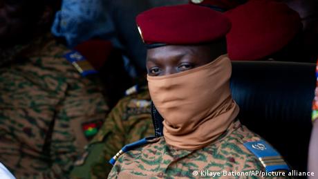 Militärs in Burkina Faso halten an Macht fest