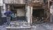 Escombros y bombonas tiradas por el piso a la entrada del edificio donde varios hombres observan los desperfectos. Escombros y bombonas tiradas por el piso a la entrada del edificio donde varios hombres observan los desperfectos.