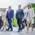 Emmanuel und Brigitte Macron beim Spaziergang vor dem Kanzleramt in Berlin mit Frank-Walter Steinmeier und Elke Büdenbender. Im Hintergrund Security und Pressemitarbeiter