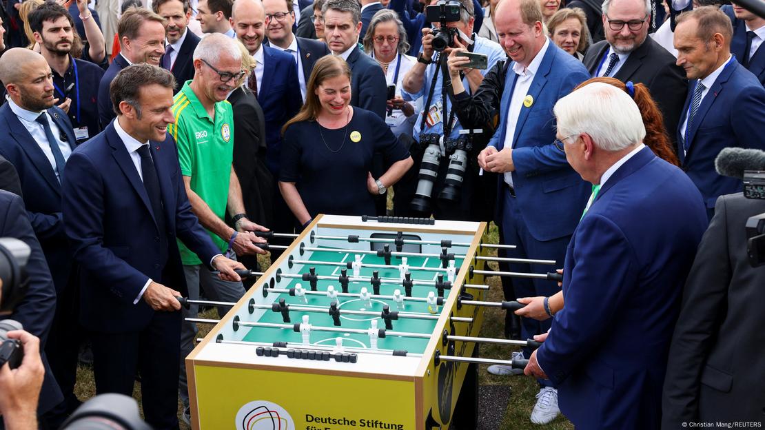 Macroni luan futboll ne tryeze me Steinmeier