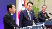 27/05/2024**Japanese Prime Minister Kishida Fumio (L), Chinese Premier Li Qiang (R) and South Korean President Yoon Suk Yeol (C) attend a joint press conference after their meeting at Cheong Wa Dae in Seoul, South Korea on May 27, 2024. The tripartite summit meeting of Japan, South Korea and China conference is held for the first time in 4 years and 6 months to confirm cooperation in the economic and trade fields.( The Yomiuri Shimbun via AP Images )