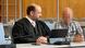 Ex-oficial do Exército alemão Thomas H. com a imagem do rosto pixelada, ao lado de seu advogado em um tribunal