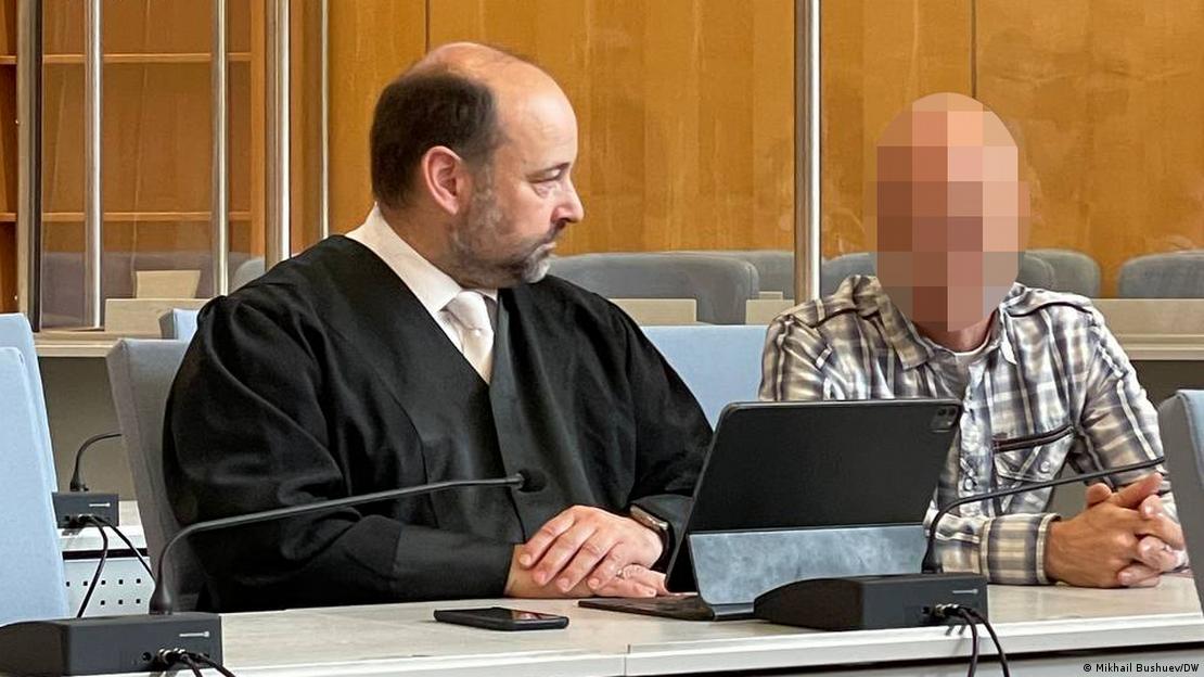 Ex-oficial do Exército alemão Thomas H. com a imagem do rosto pixelada, ao lado de seu advogado em um tribunal