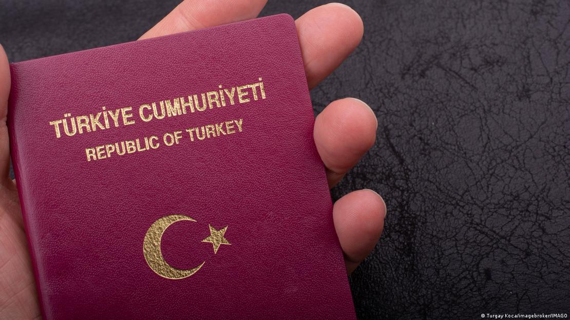 Bordo pasaport tutan bir el