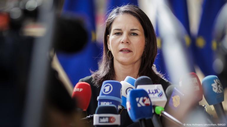 Annalena Baerbock destacó que el derecho internacional permite repeler ataques sin restricciones regionales. Annalena Baerbock destacó que el derecho internacional permite repeler ataques sin restricciones regionales.