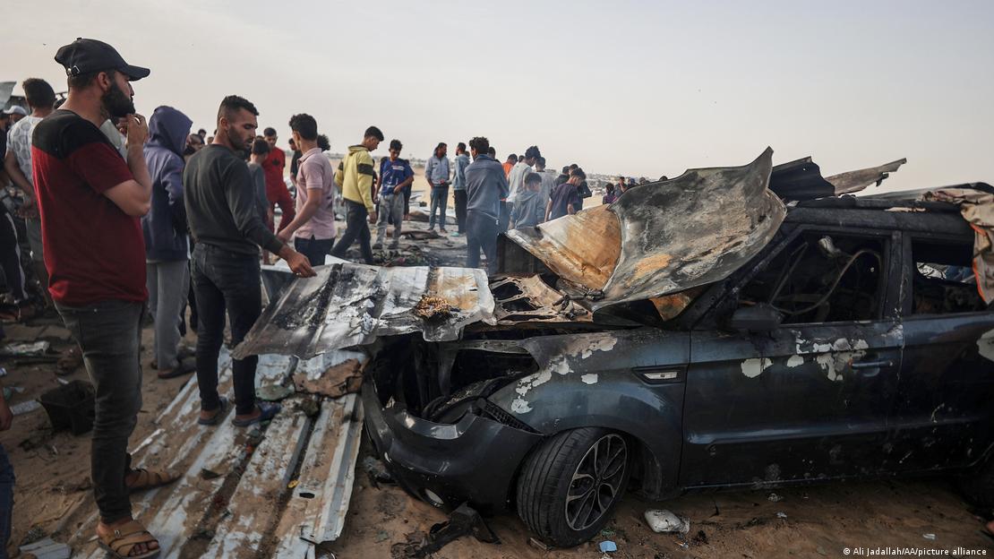 Goditet nga pala izraelite një kamp refugjatësh në Gaza, Izraeli e quajti këtë një "incident tragjik", njerëzit të mbledhur para rrënojave