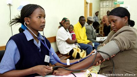 Une infirmière prend la tension d'une patiente