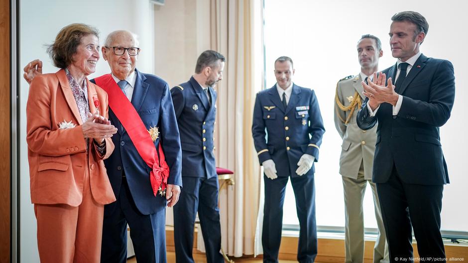 Bračni par Klarsfeld sa predsednikom Francuske Makronom 2024.