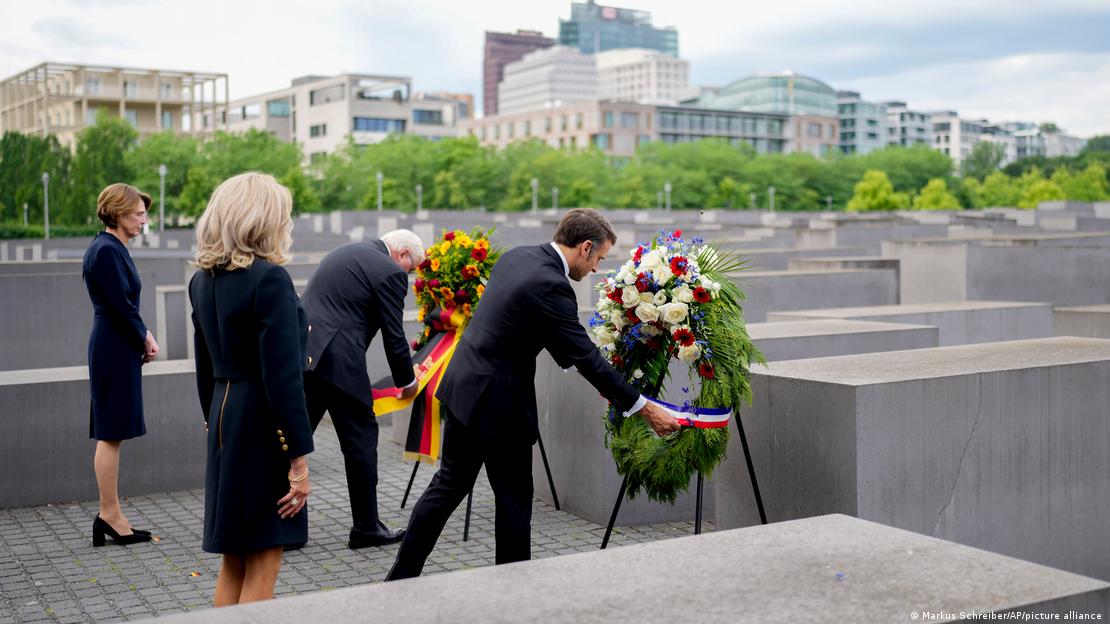 Emmanuel Macron and Frank-Walter Steinmeier laying wreaths in Berlin