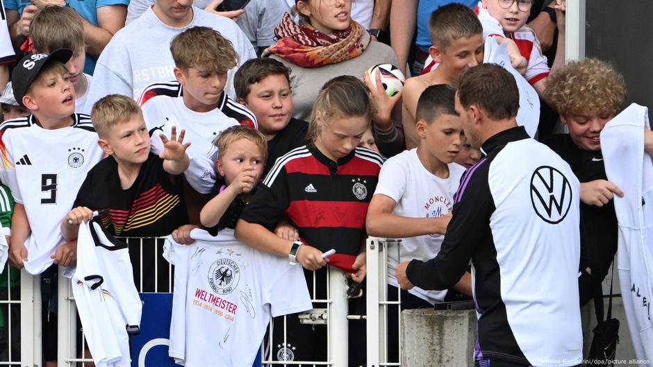 Deca i fudbaleri nemačkog tima u Jeni, 27.05.2024.