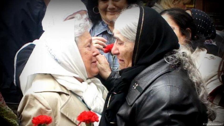 Nora Kortinas (levo), jedna od Majki sa trga Majo u Argentini koje traže svoje rođake nestale pod vojnom diktaturom sa Emine Odžak. Argentiska i Turska organizacija održavaju kontakte