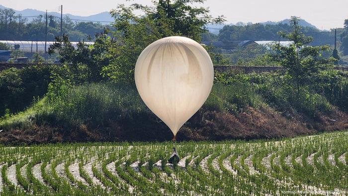 Coreia do Norte envia balões com lixo e cocô à Coreia do Sul Reprodução