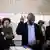 Rais wa Afrika Kusini Cryil Ramaphosa ( katikati) ashiriki katika zoezi la kupiga kura Soweto, Afrika Kusini  mnamo Mei 29,2024