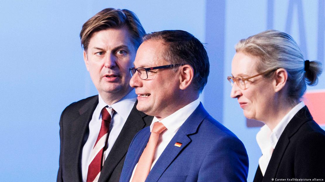 Gjermani | AfD-Bundesparteitag 2023 në Magdeburg - 28/07/2023: Maximilian Krah (majtas-djathtas), kandidati i AfD për vendin e parë në zgjedhjet evropiane, Tino Chrupalla (në mes), kryetar federal i AfD dhe kryetar i grupit parlamentar të AfD, dhe Alice Weidel (djathtas), kryetare federale e AfD dhe kryetare e grupit parlamentar të AfD, në podium gjatë kongresit federal të AfD në Magdeburg.