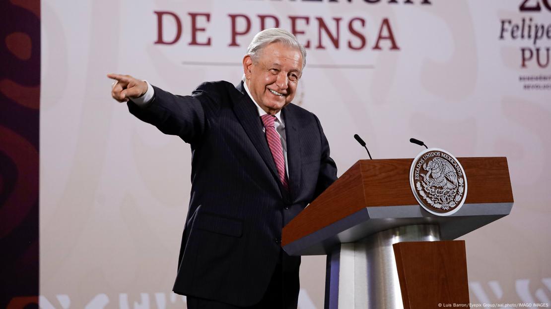 La política de "abrazos, no balazos" de AMLO fracasó, según declaraciones recientes del embajador estadounidense en México.