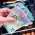 Hand hält mehrere 20 Euro Bargeld, Geldscheine vor die Kasse in einem Geschäft