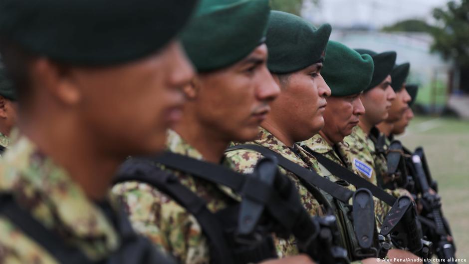 Photo : DW.com Soldados salvadoreños entrenados en operaciones anti-pandillas. (Archivo: 26.05.2024(