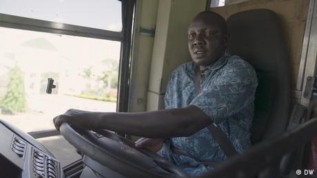 Busfahrer Stephen Sunday bereitet sich in einem Vorbereitungskurs in Kenia auf seine Arbeit als Fachkraft in Deutschland vor.