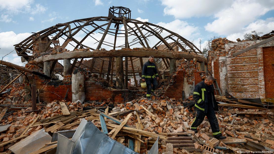 Prédio e casa destruídos em Kharkiv