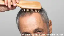 close up senior man brushing hair || Modellfreigabe vorhanden