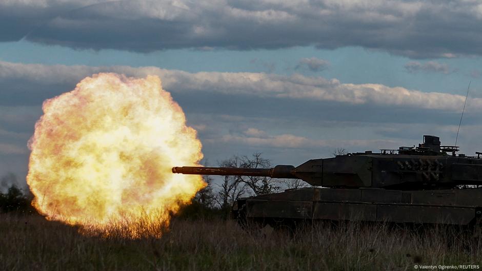 Nemački tenk Leopard 2A6 tokom vežbe blizu linije fronta u Ukrajini (arhivska fotografija)