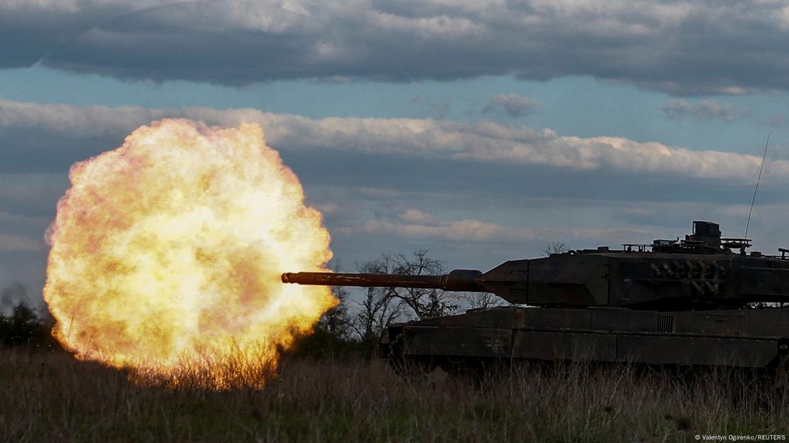 Германски тенк од типот Леопард 2 во воена вежба во близина на фронтот во Украина Германски тенк од типот Леопард 2 во воена вежба во близина на фронтот во Украина
