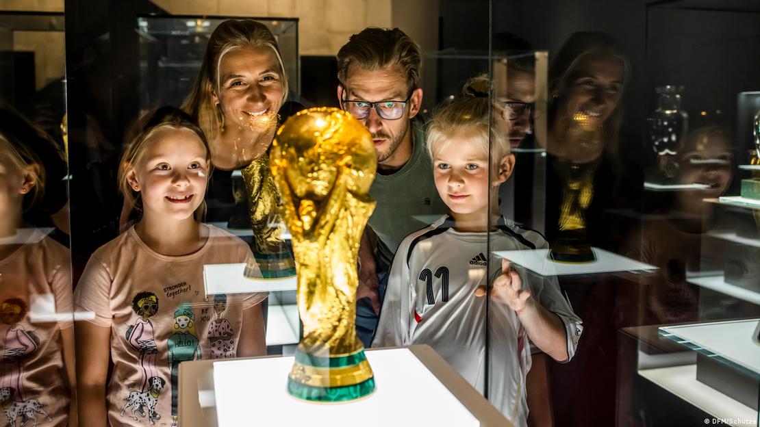 Οικογένεια παρατηρεί το τρόπαιο του Παγκοσμίου Κυπέλλου στο Μουσείο Ποδοσφαίρου
