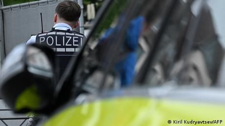 In Mannheim sind sechs Menschen bei einer Messerattacke verletzt worden.