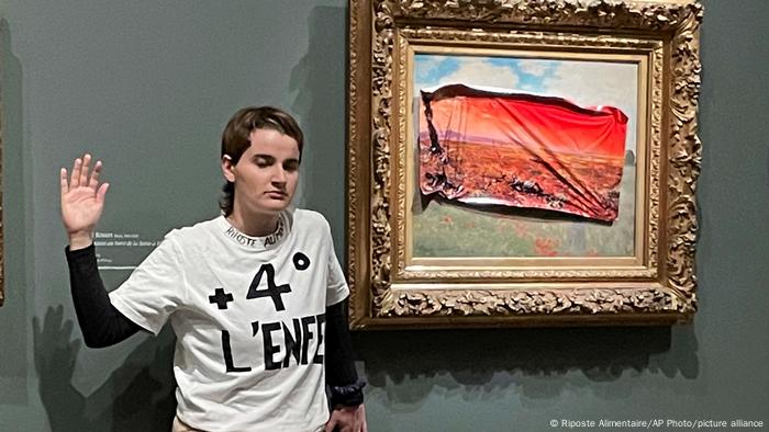 Ativista colou versão de quadro de Monet em 2100 Reprodução