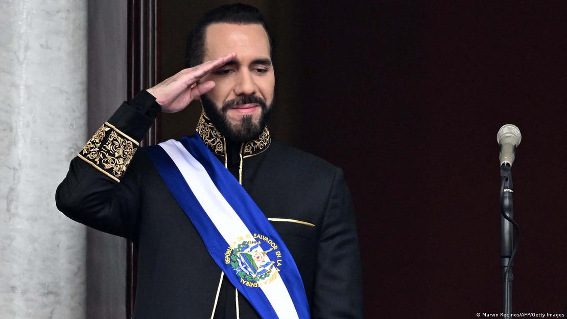 Nayib Bukele durante la ceremonia de asunción del mando en 2024, haciendo la venia con la mano.