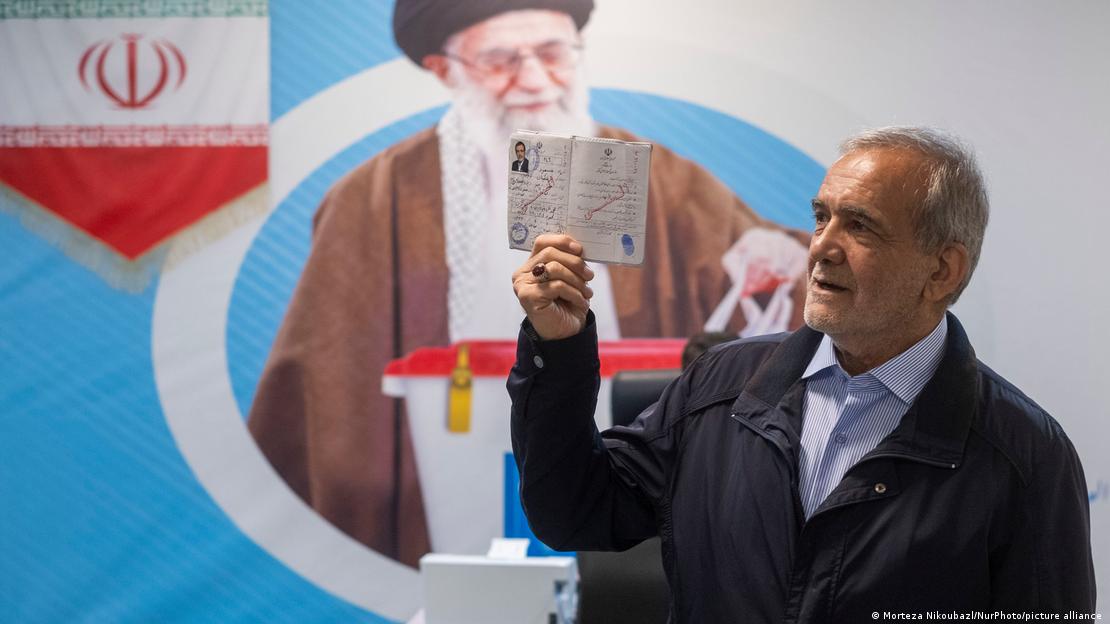 Масуд Пезешкиян с паспортом в руках