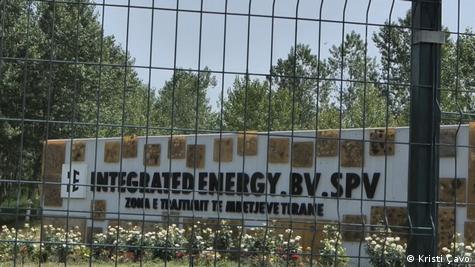 Inceneratori i Tiranës, pas gardhit ndodhet tabela me logon e firmës menaxhuese