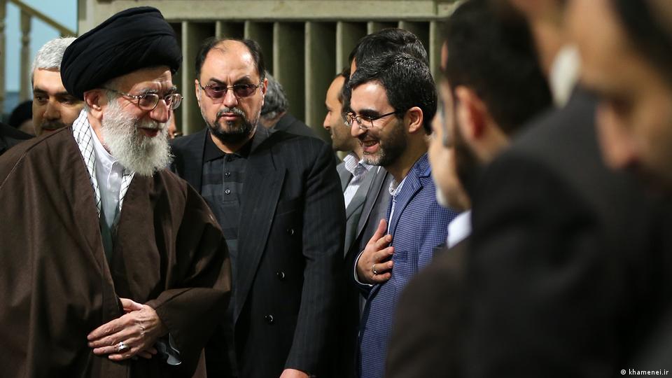 وحید حقانیان در کنار علی خامنه‌ای