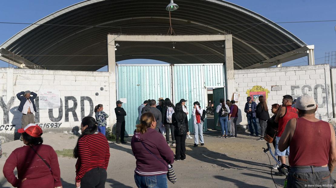 Votantes esperan para sufragar en un centro electoral en Chalco (02.06.2024)