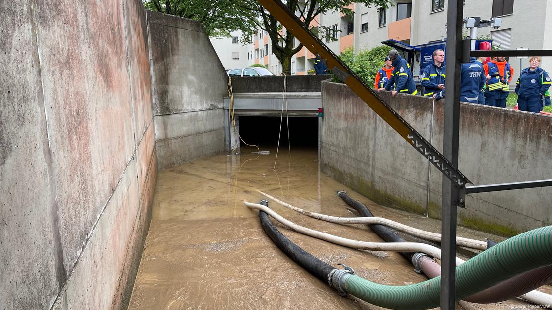 Schläuche führen in eine vom Hochwasser vollgelaufene Tiefgarage