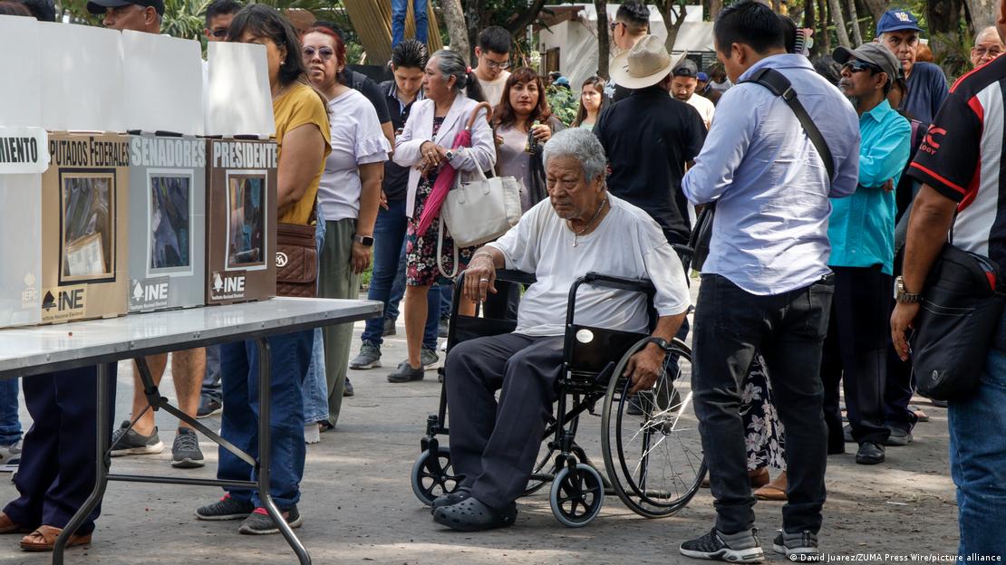 Un hombre en silla de ruedas espera para votar en el estado de Guerrero.