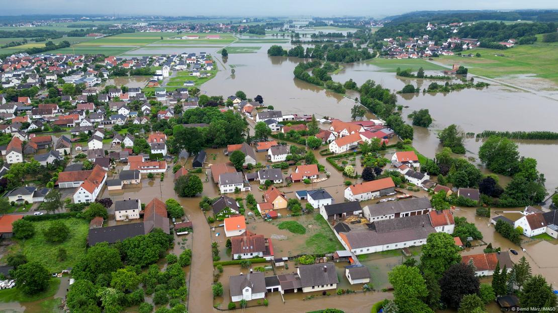 Luftaufnahme von Nordendorf, viele Straßen sind überflutet