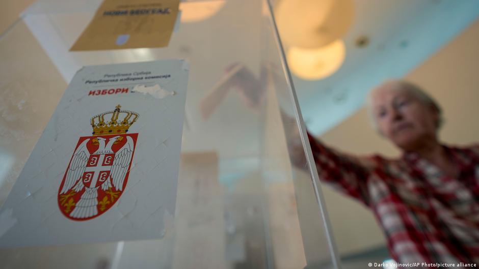 Glasanje u nenormalnoj atmosferi (arhivska slika)