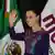 A candidata governista Claudia Sheinbaum acena sorridente para apoiadores após o fechamento das urnas durante as eleições gerais na Cidade do México na manhã de 3 de junho de 2024
